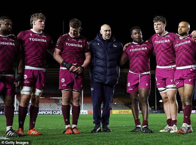 Alex Sanderson (al centro) dà il benvenuto ai suoi giocatori dopo la vittoria della Coppa dei Campioni della scorsa settimana contro gli Harlequins, organizzando l'ultimo compito in trasferta a Leinster questo sabato.