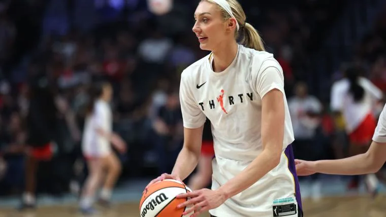 Cameron Brink fa girare la testa con un arrivo elegante prima della partita tra Sparks e Valkyries
