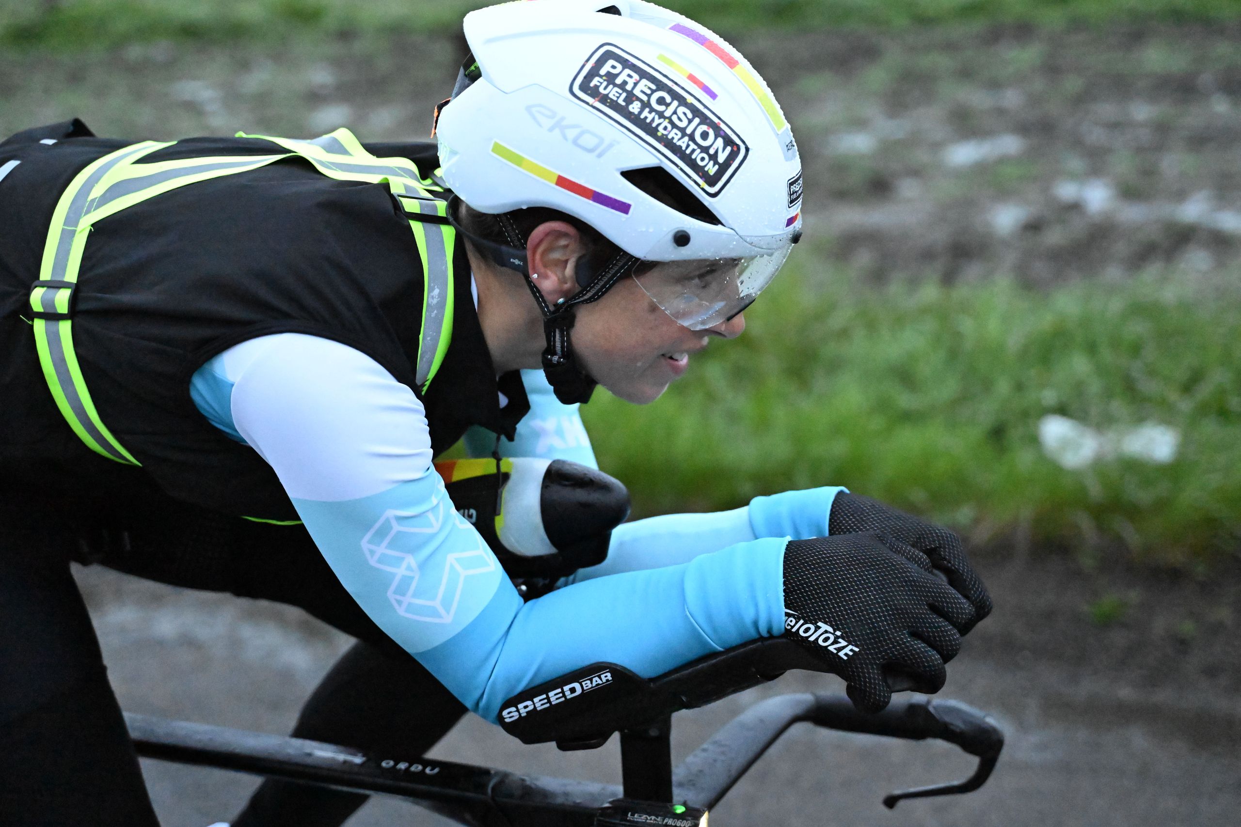 "Caroline era esultante, con gli occhi spalancati ed era così sollevata che la corsa fosse finita" - la ciclista scozzese batte il record NC500 di oltre quattro ore