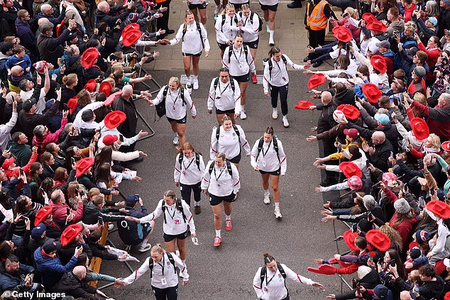 Sabato i tifosi sono accorsi per assistere all'esibizione della squadra femminile inglese a Twickenham. Il pubblico era di 77.120 spettatori, il più numeroso nella storia del Sei Nazioni femminile