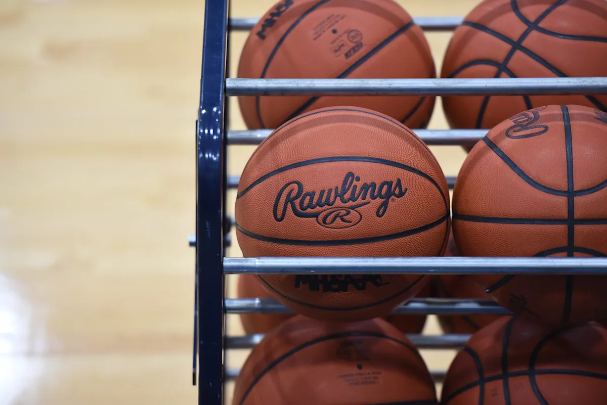 Douglass sceglie l'ex assistente di Auburn Rodney Hill come allenatore di basket maschile