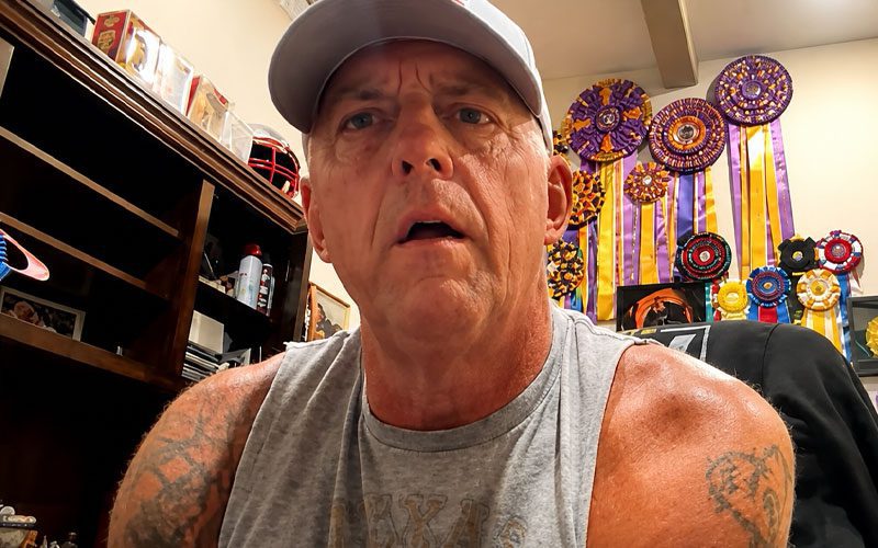 Dustin Rhodes ha rivelato lo stato del suo ritorno sul ring dopo aver subito un doppio intervento di sostituzione del ginocchio