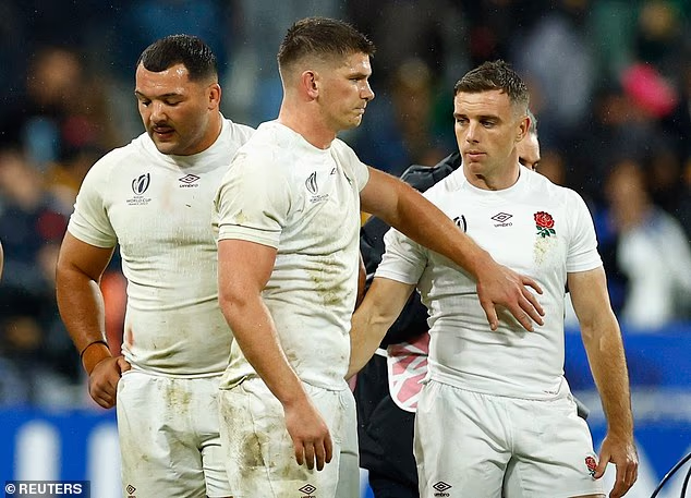 Uno sconsolato Ellis Genge (a sinistra) con Owen Farrell e George Ford dopo che l'Inghilterra ha perso contro il Sud Africa nella semifinale della Coppa del Mondo 2023