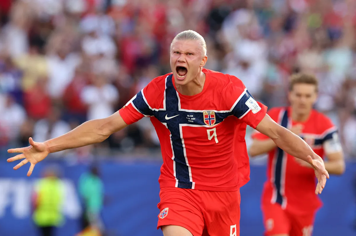Erling Haaland segna il gol della Norvegia nella Coppa del Mondo al MetLife Stadium
