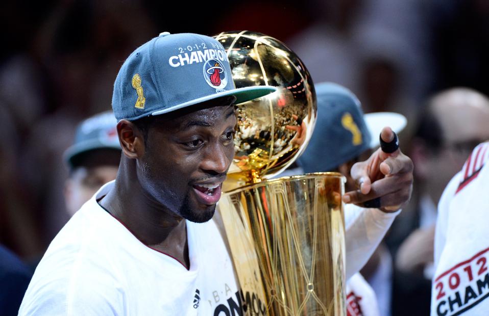 Esclusivo: Dwyane Wade gioca nelle finali NBA mentre la serie di vittorie si estende