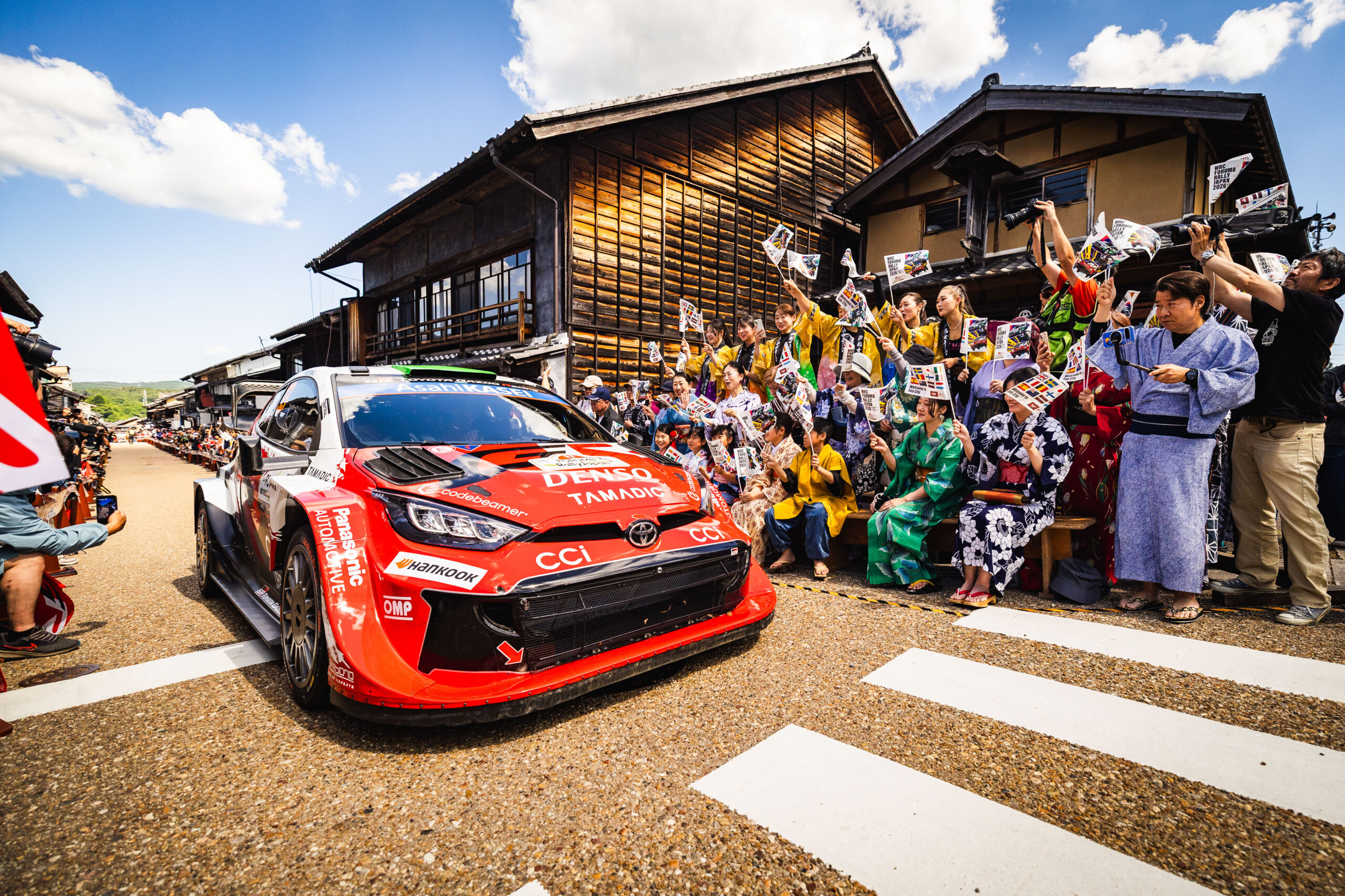 Evans porta Ogier alla finale del Rally del Giappone mentre la sfida di Solberg finisce