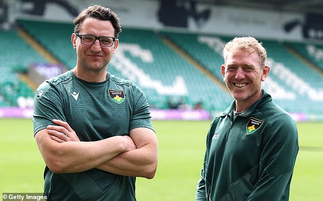 Il direttore del rugby dei Northampton Saints Phil Dowson (a sinistra) e il capo allenatore Sam Vesty si prendono cura di Northampton nella finale PREM di sabato contro Exeter.