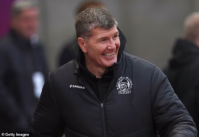 "Facciamo saltare in aria tutto ciò che abbiamo ottenuto": il boss "tossicodipendente" dell'Exeter ROB BAXTER spiega perché ha firmato un nuovo contratto con i Chiefs, come la sua squadra affronterà i Sarries, l'iniezione di denaro del Club USA e perché il rugby è come mungere una mandria di mucche.