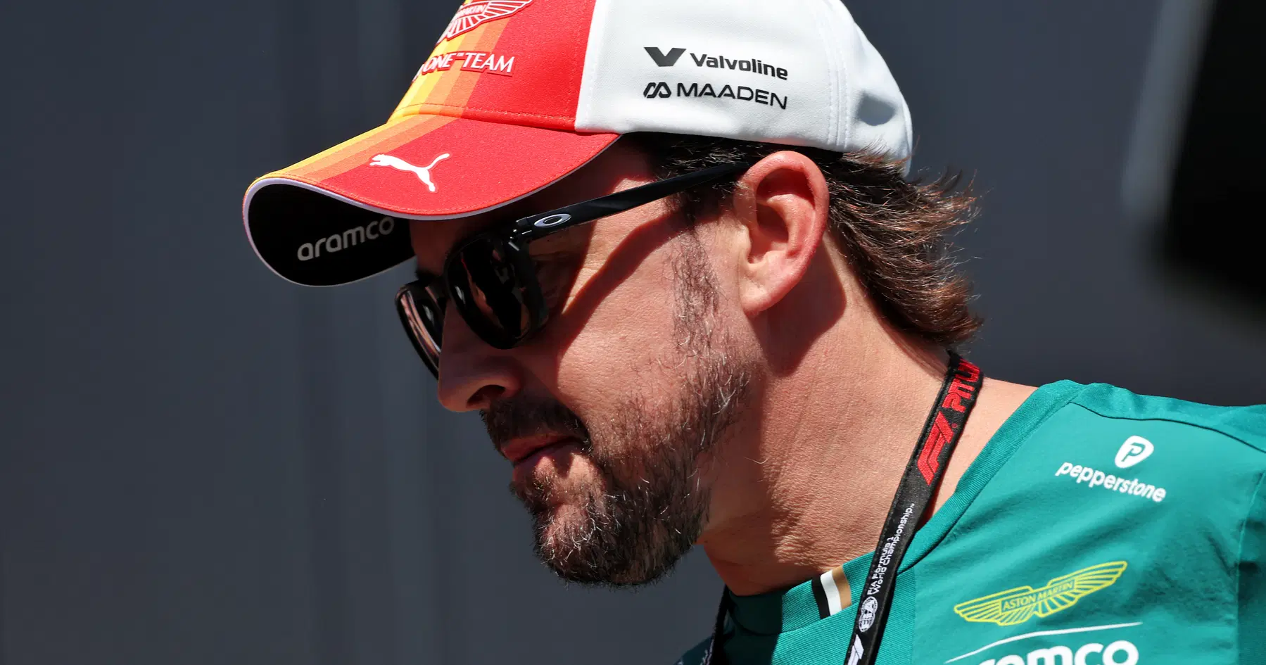 Fernando Alonso mantiene la guida dell'Aston Martin mentre crescono le voci sulla F1