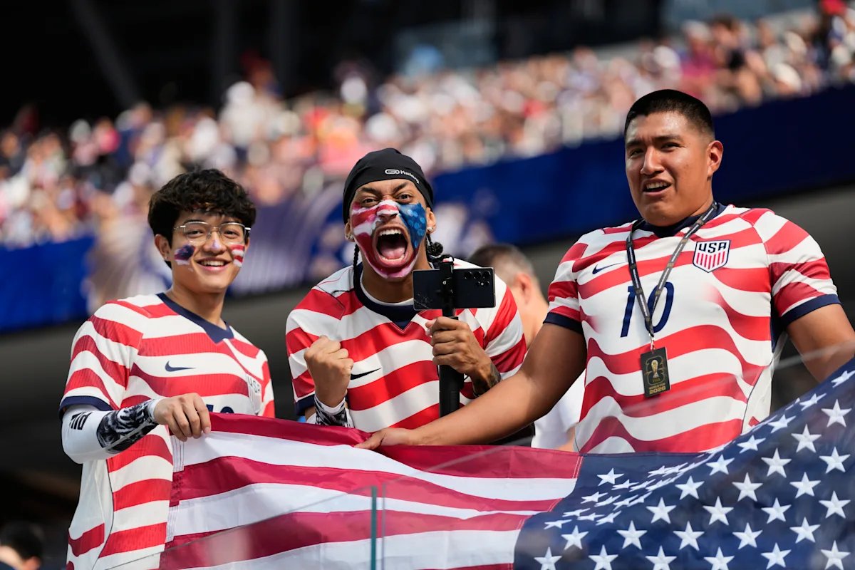 Folle ruggenti a stelle e strisce si presentano per il Team USA e il momento calcistico del loro Paese