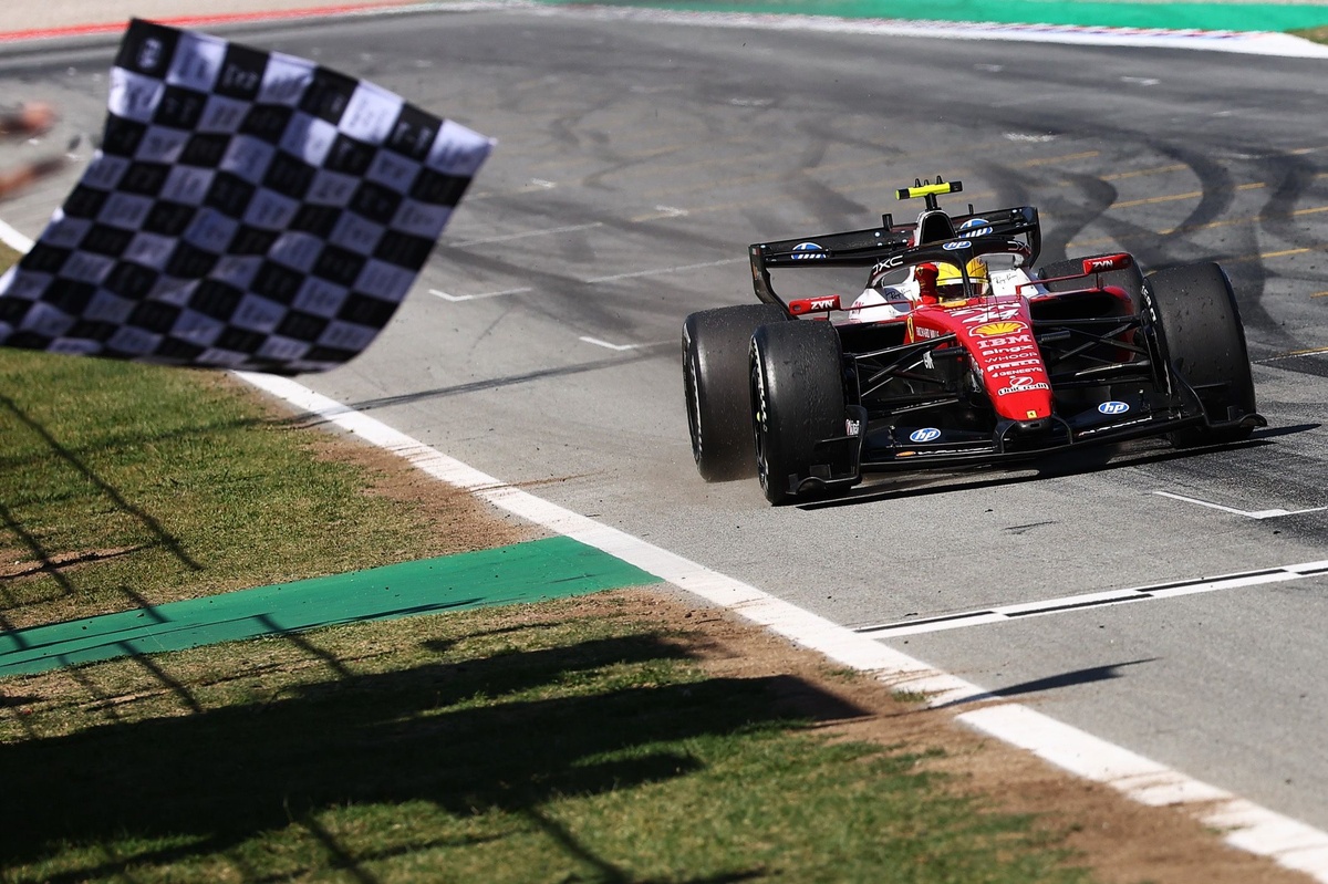 GP F1 Barcellona: Hamilton conquista la prima vittoria della Ferrari mentre Antonelli si ritira tardi