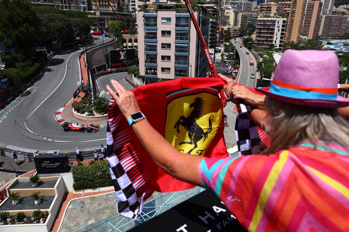 GP di Monaco F1: Leclerc davanti alla Ferrari 1-2 nelle prime prove libere, Hadjar e Alonso cadono