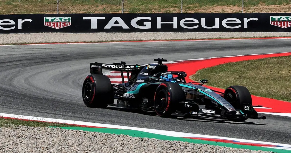 George Russell sopravvive allo spavento di Lewis Hamilton dopo aver invertito la pole di Barcellona