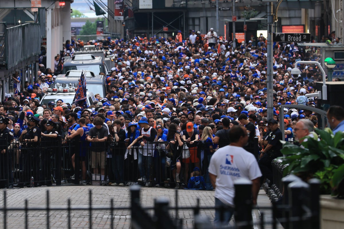 I fan dei Knicks si sono allontanati dalla parata della vittoria a Manhattan quando le aree di visualizzazione hanno iniziato a riempirsi la mattina presto