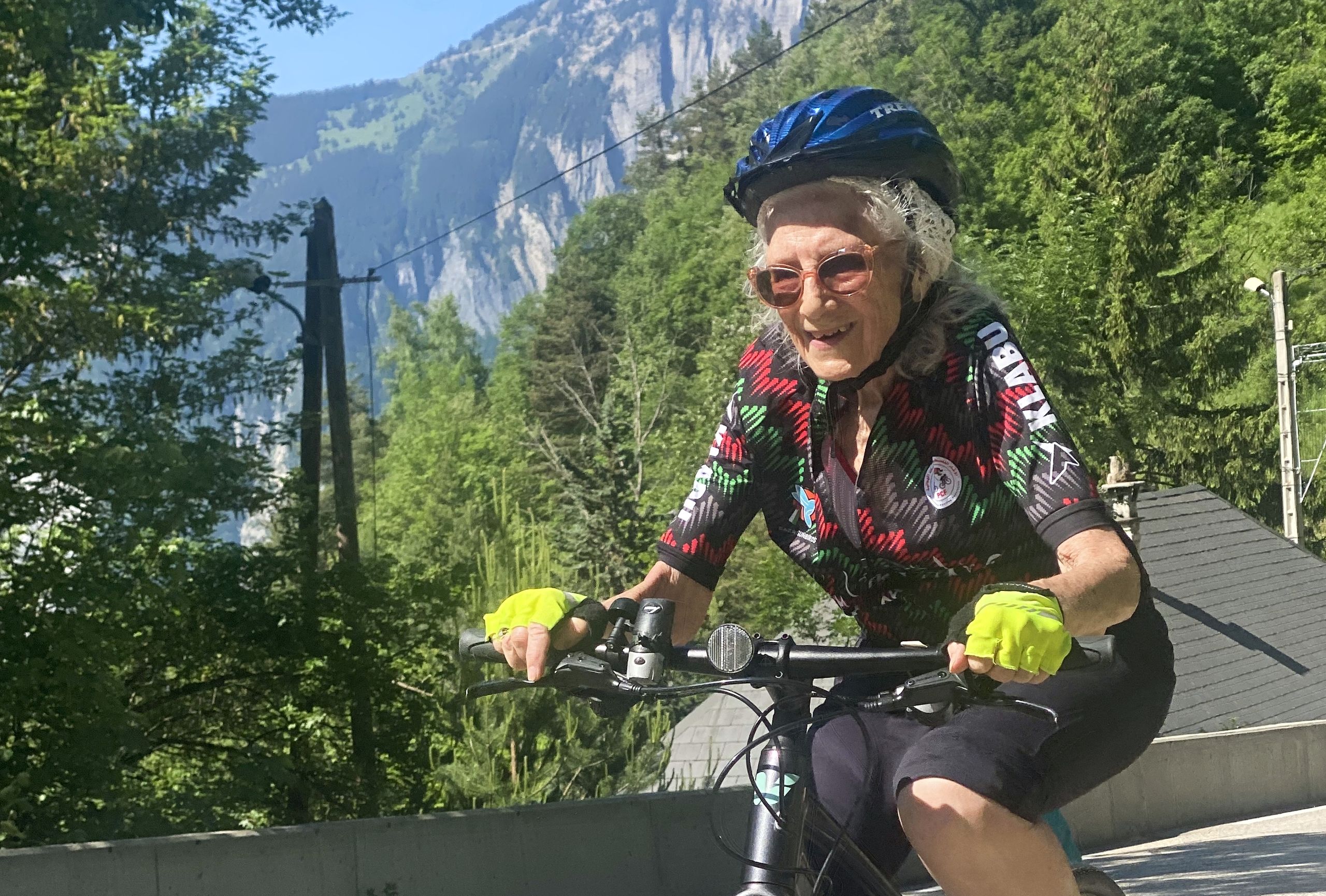 "I miei amici pensano che io sia completamente pazzo" - l'84enne considera l'Alpe d'Huez per beneficenza