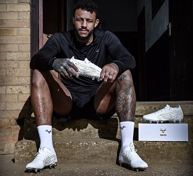 Tra le centinaia di tatuaggi sul corpo di Courtney Lawes, la farfalla sul collo risalta di più.