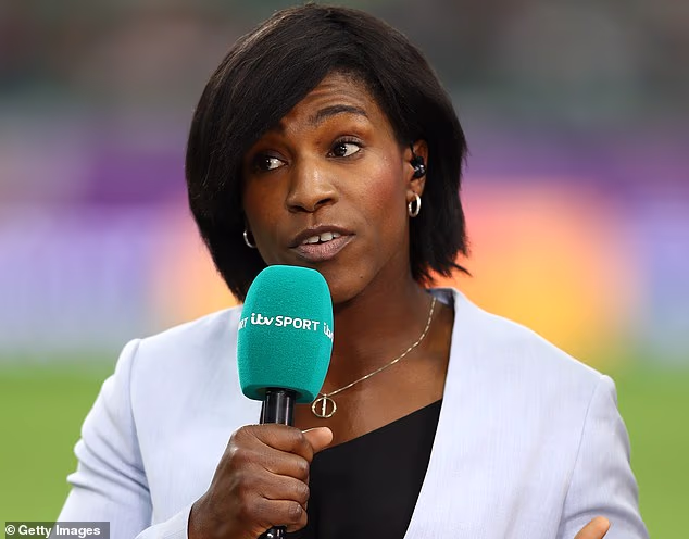 Un membro del consiglio direttivo della Rugby Football Union si è dimesso dopo aver fatto un commento sessista su Maggie Alphons sui social media.