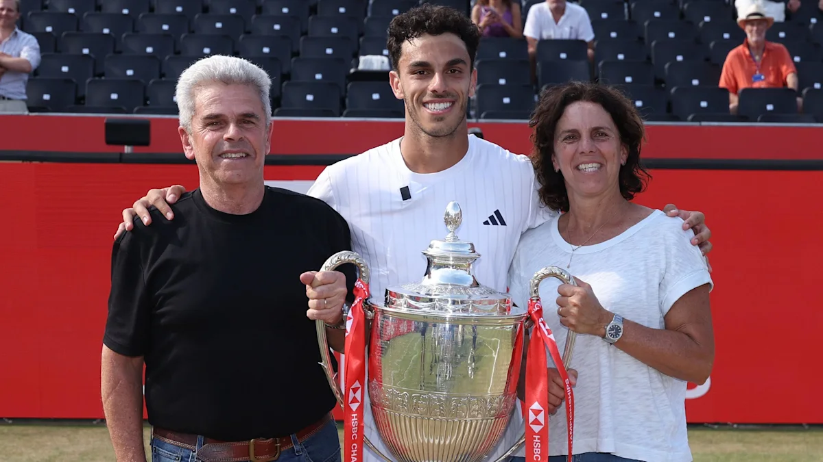 Il padre di Cerundolo vince la paura di volare per vedere suo figlio conquistare Queen's