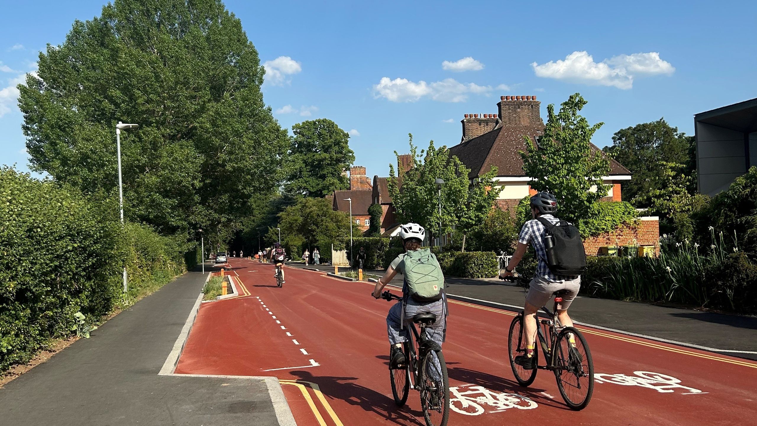 "Immagina una strada dove le auto non possono sorpassare le biciclette": apre la prima "strada ciclabile" d'Inghilterra