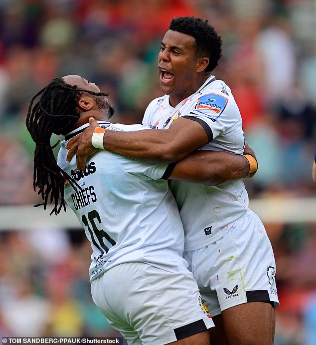 Ma non c'è nessun'altra ala del rugby inglese con il ritmo, l'abilità di trasporto e l'abilità rivoluzionaria di Immanuel Feyi-Waboso (a destra).