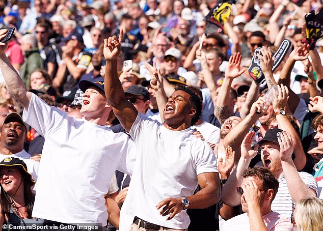 Immanuel Feyi-Waboso e la squadra non giocatrice dell'Exeter sono state le più grandi cheerleader della squadra quando hanno raggiunto la finale del PREM Rugby