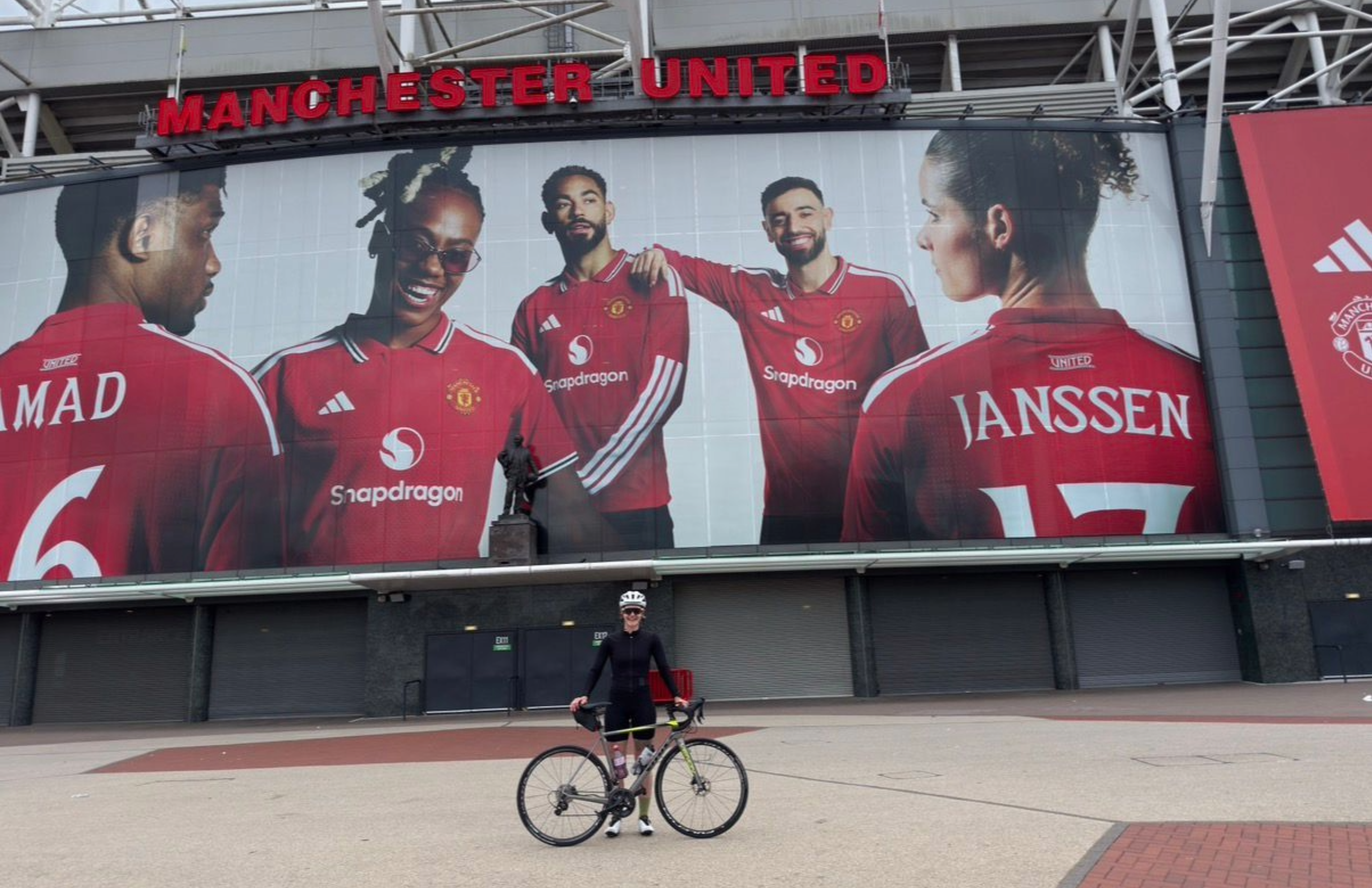 Incontra la donna che ha pedalato per 900 miglia tra tutti gli stadi della Premier League e della Super League femminile in memoria del suo papà appassionato di calcio