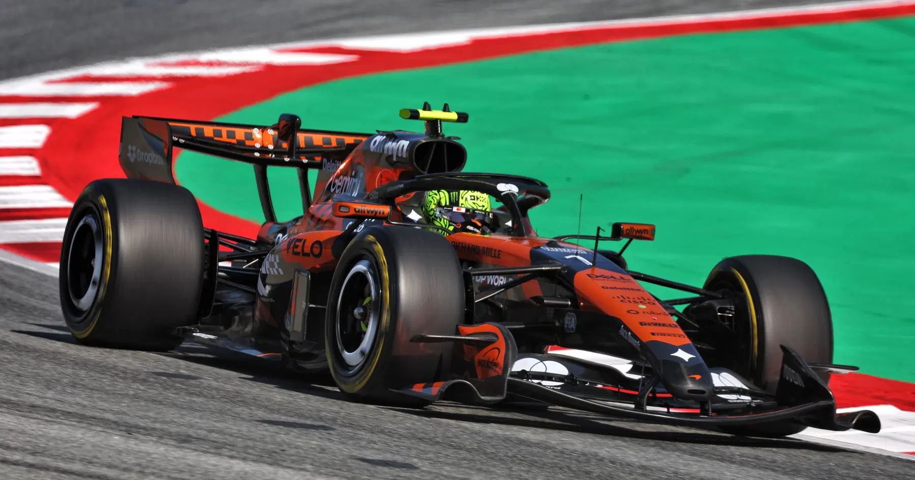 La McLaren ha ammesso che il rapporto con la Mercedes è diventato sfavorevole per la F1 2026