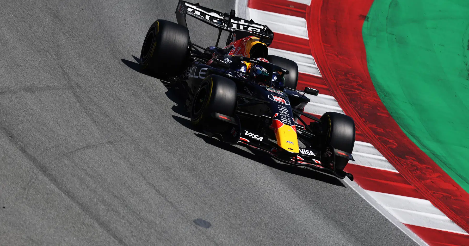 La Red Bull ha rilasciato una dichiarazione interna di "difficoltà" mentre la frustrazione di Max Verstappen continua