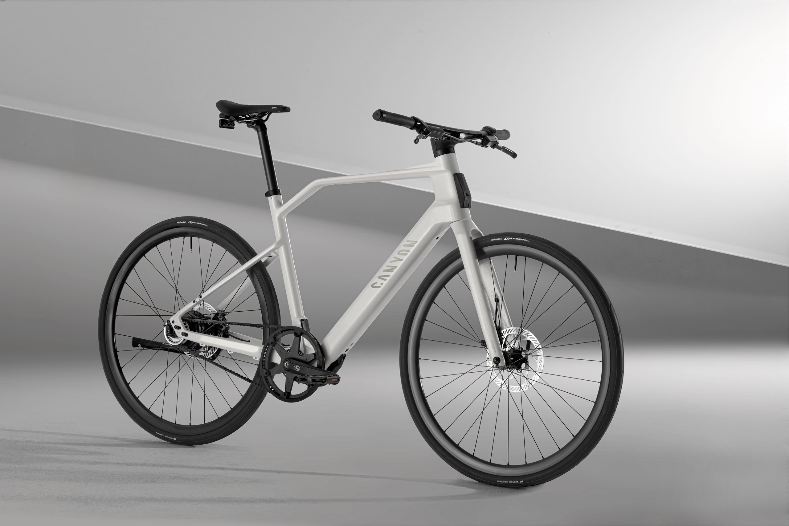 La nuova e-bike di Canyon può comunicare con le auto, ma le ruote hanno bisogno di un restyling?