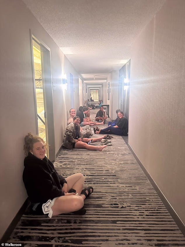 La squadra di Wallaroos è raffigurata mentre si ripara nel corridoio di un hotel del Kansas mentre il tornado ha attraversato l'area durante la notte.