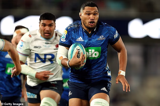 Cameron Suafoa (nella foto mentre correva la palla per l'Auckland) ha rivelato la sua diagnosi di cancro terminale dopo che sua moglie ha notato un nodulo sulla schiena dopo la partita.