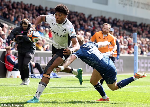 L'ala di Sarries Noah Caluori va oltre per la seconda volta nei suoi cinque tentativi nella sconfitta 85-19.