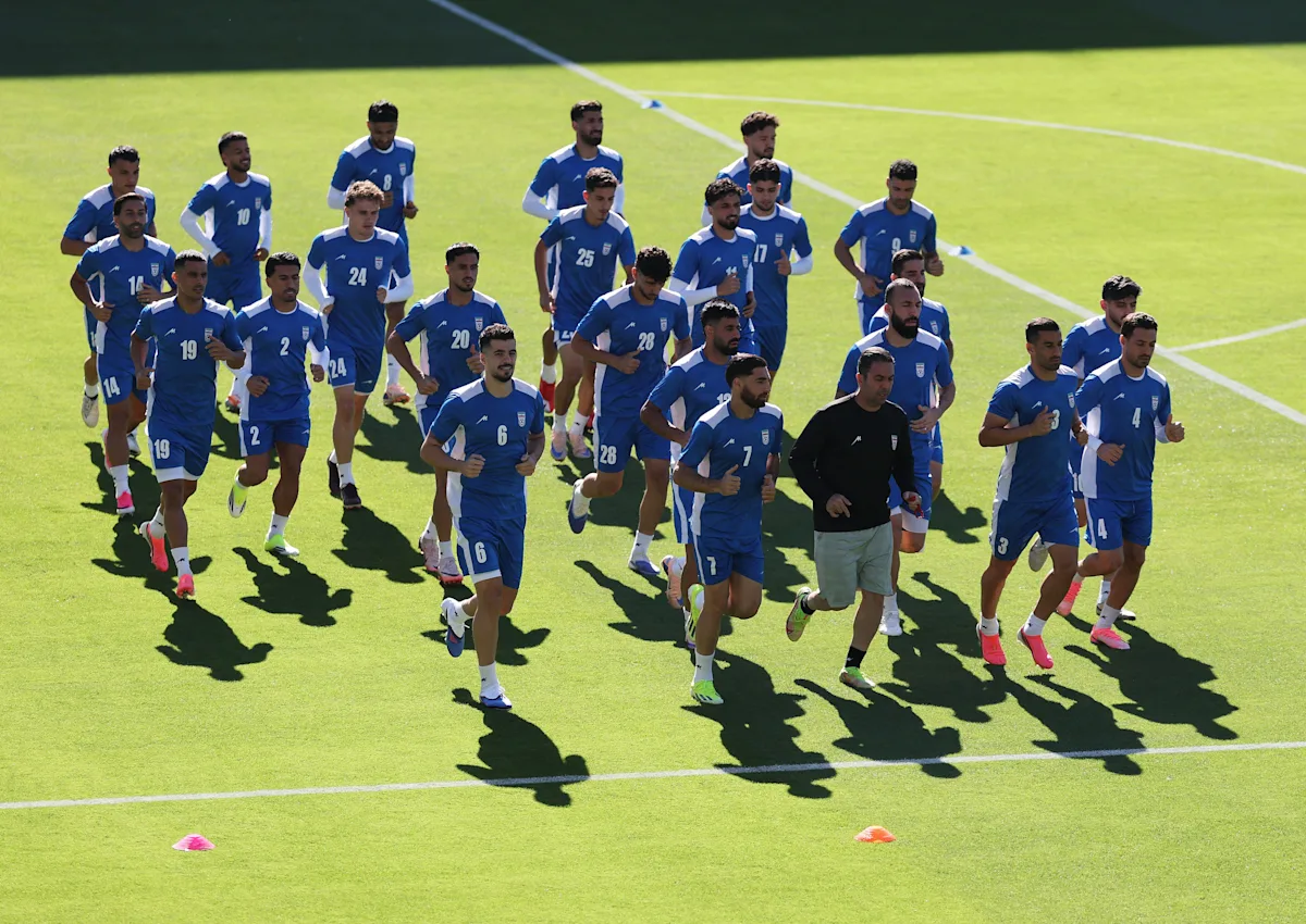 L'allenatore iraniano critica nuovamente il trattamento della squadra, definendola "stressata"