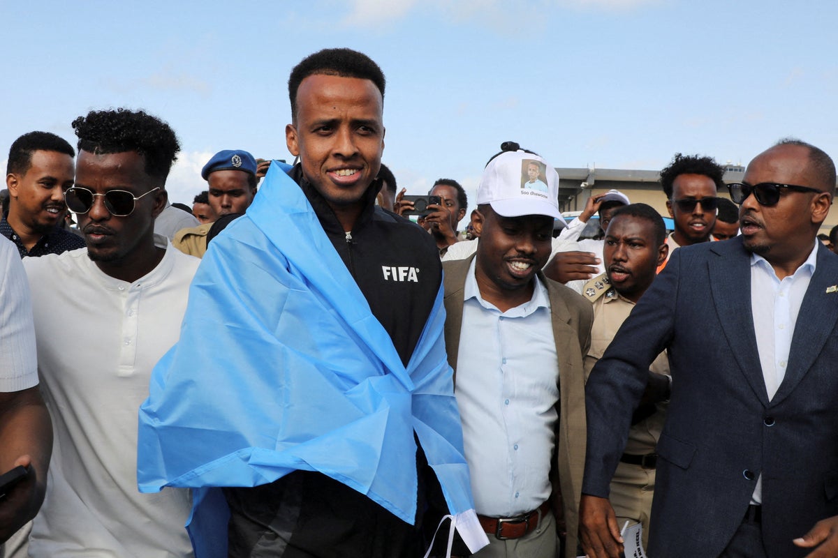 L'arbitro della Coppa del Mondo della Somalia, a cui è stato impedito di entrare negli Stati Uniti, è arrivato a casa da eroe
