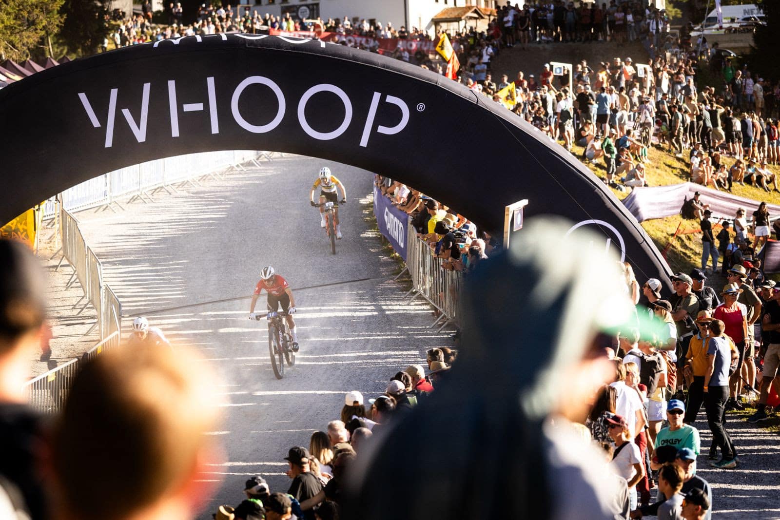 L'azione del Campionato del mondo si scalda mentre le corse si dirigono a Lenzerheide, in Svizzera