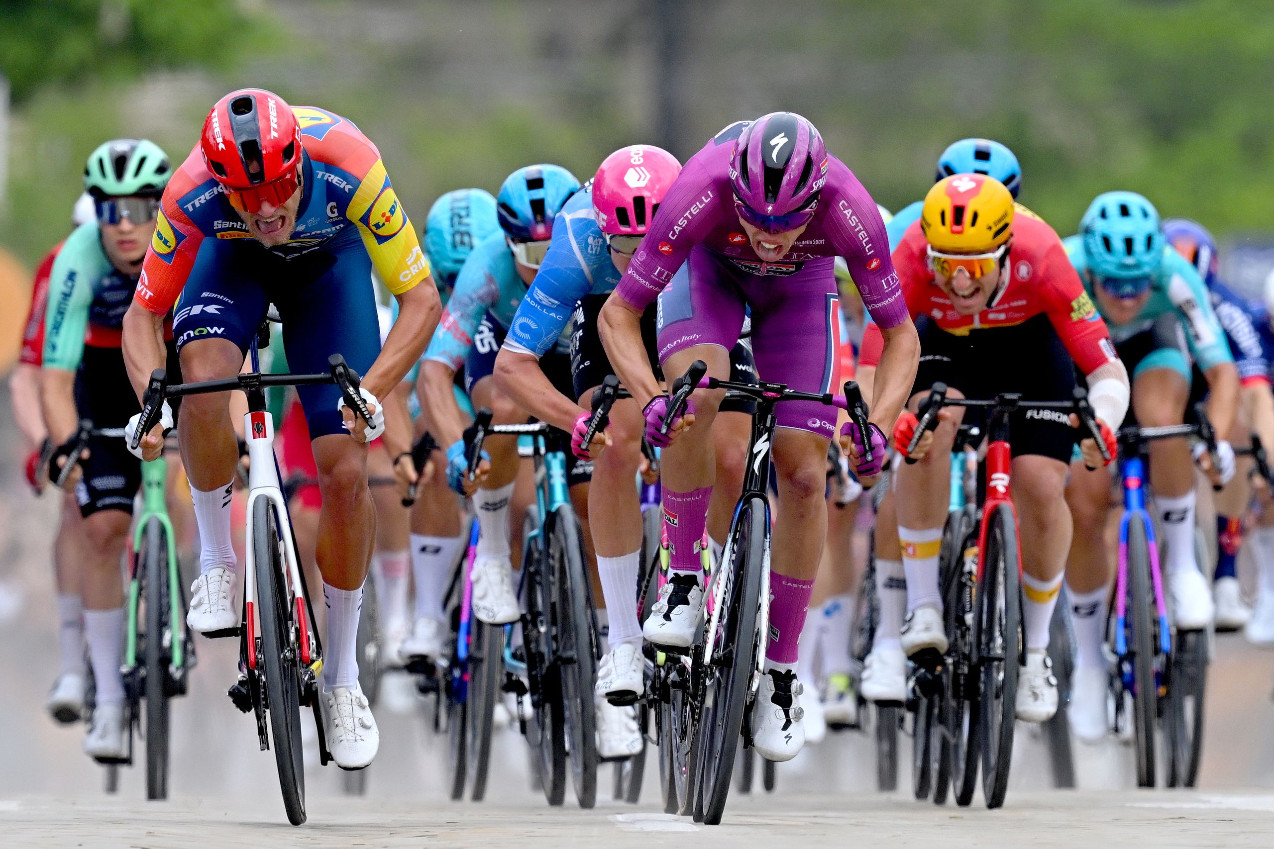 Le nuove regole dell'UCI impongono "il completamento di rettilinei di almeno 200 metri negli sprint".