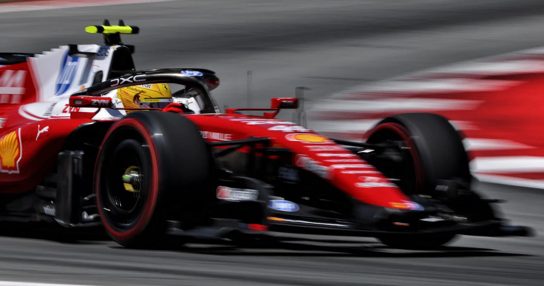 Lewis Hamilton ha ottenuto una vittoria emozionante per la Ferrari a Barcellona mentre la Mercedes cadeva