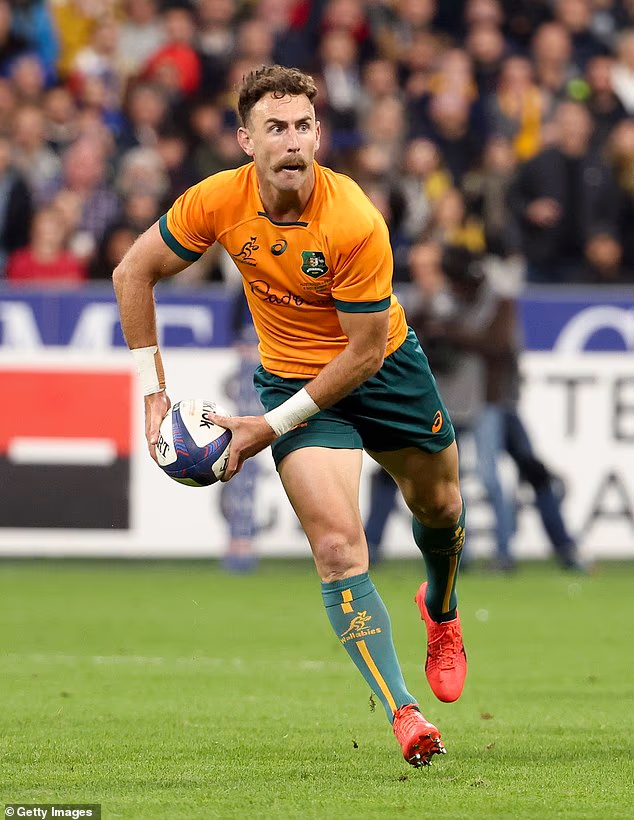 L'ex star dei Wallabies Nic White ha trascorso quasi un mese in ospedale combattendo una sepsi pericolosa per la vita dopo l'intervento chirurgico