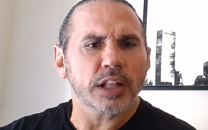 Matt Hardy avverte i lottatori di non fidarsi di ogni voce forte sui social media