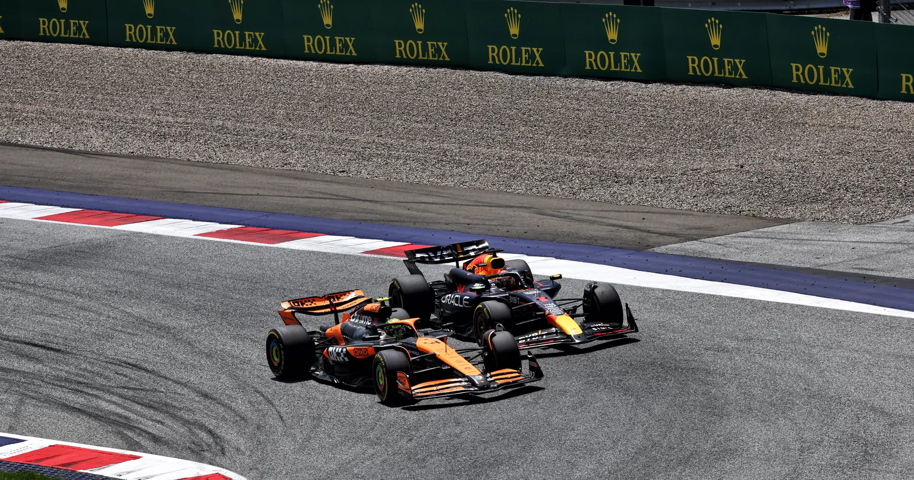 Max Verstappen e Lando Norris si scontrano mentre la corsa al titolo di F1 si riscalda: "Stupido e ingiusto"