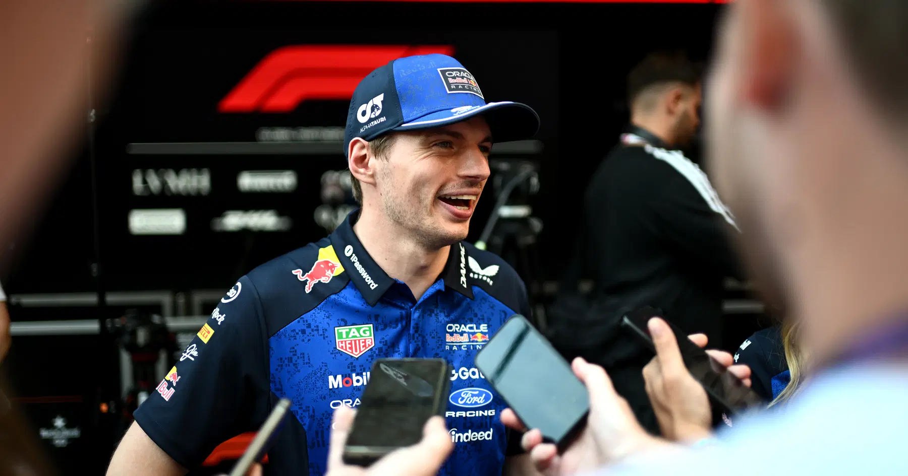 Max Verstappen sbalordito mentre Lewis Hamilton esorta la Ferrari a "tuffarsi in profondità" – Recensione RacingNews365