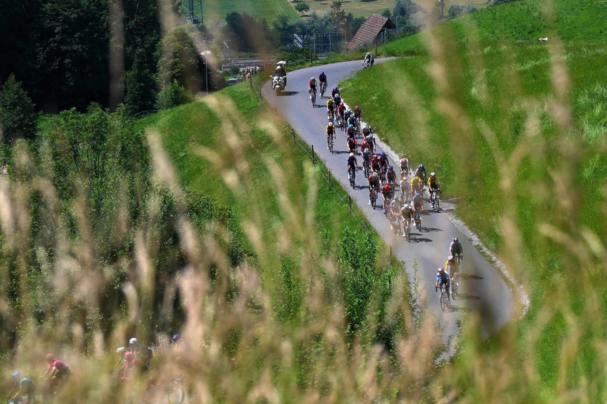 Mentre l’Europa infuria, dovremmo riesaminare il modo in cui guardiamo gli eventi ciclistici, non ultimo il Tour de France?