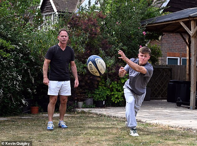 Kyran e Charlie Bracken a casa a High Barnet, nel nord di Londra. Charlie segue le orme di suo padre come soldato saraceno