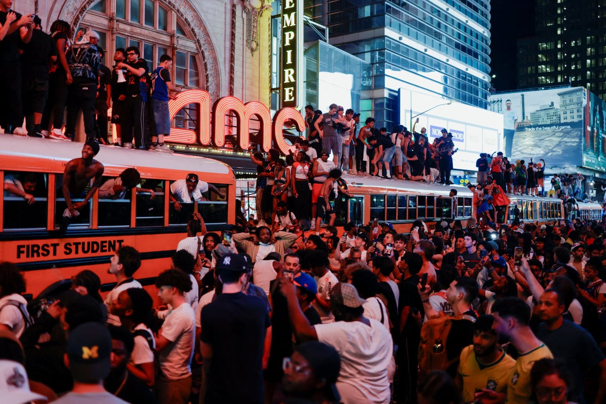 New York festeggia la vittoria dei Knicks nello storico campionato NBA contro i San Antonio Spurs