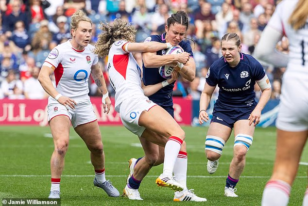 La scozzese Rhona Lloyd viene sconfitta dal centro inglese Ellie Kildunne