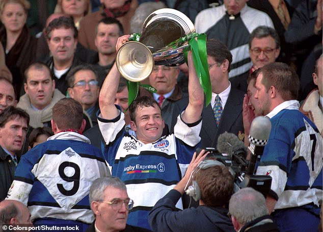 Jon Callard solleva la Coppa dei Campioni per il Bath nel 1998.