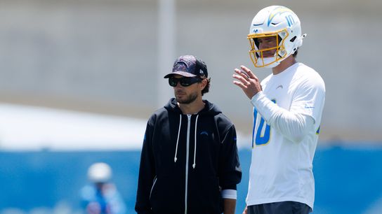 Perché Harbaugh e McDaniel stanno adottando un approccio diverso con Justin Herbert