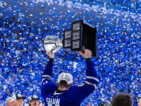 Il capitano dei Toronto Marlies, Logan Shaw, solleva la Calder Cup