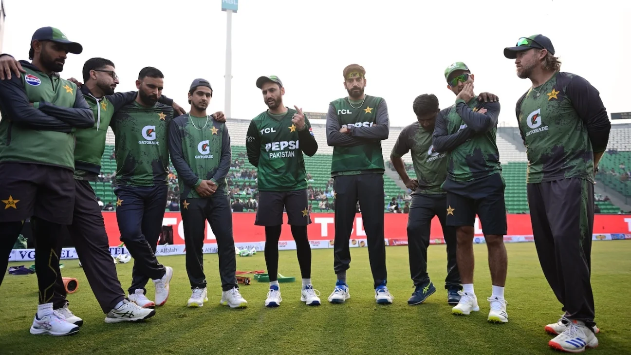 Sarfaraz Ahmed e Mike Hesson monitorano i campi biancorossi del Pakistan presso l'NCA di Lahore