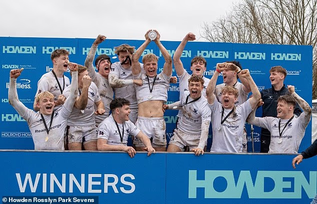 Gli alunni della Stamford School festeggiano la vittoria del trofeo Copper under 18 nel 2024 dopo aver superato un campo di 220 scuole.